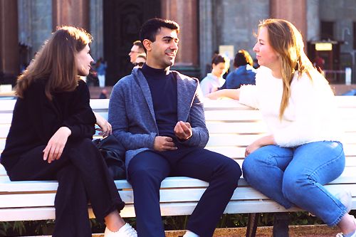 Czym jest socjalizacja? Definicja, rodzaje, etapy socjalizacji